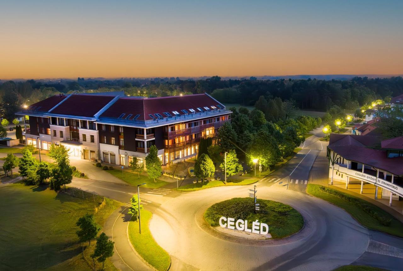 Aquarell Hotel Cegléd エクステリア 写真