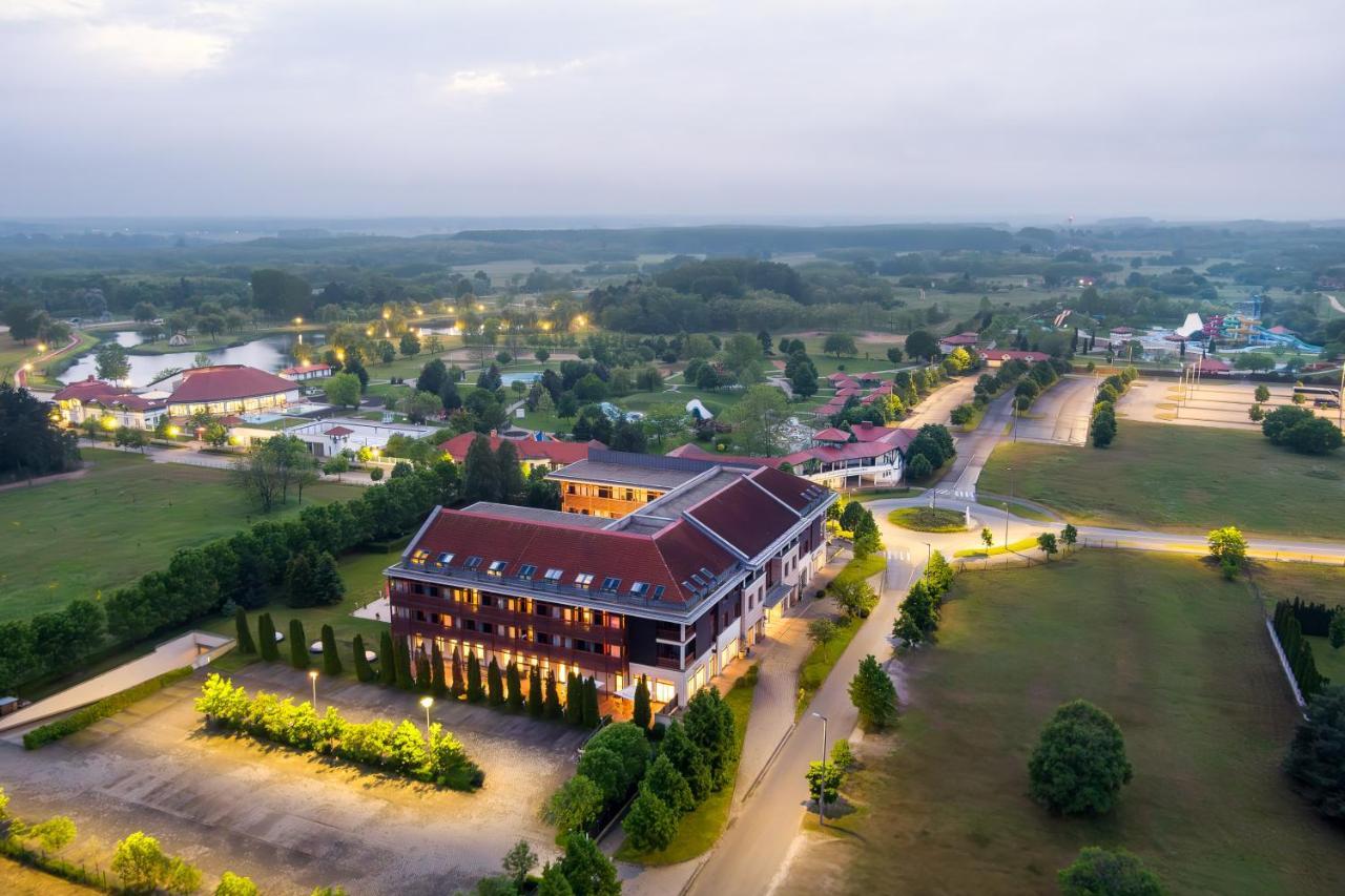 Aquarell Hotel Cegléd エクステリア 写真