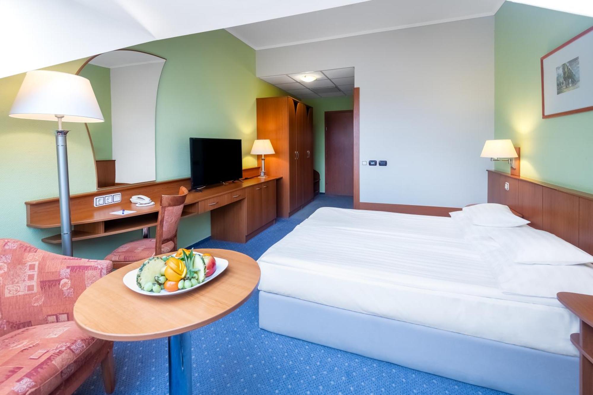 Aquarell Hotel Cegléd エクステリア 写真