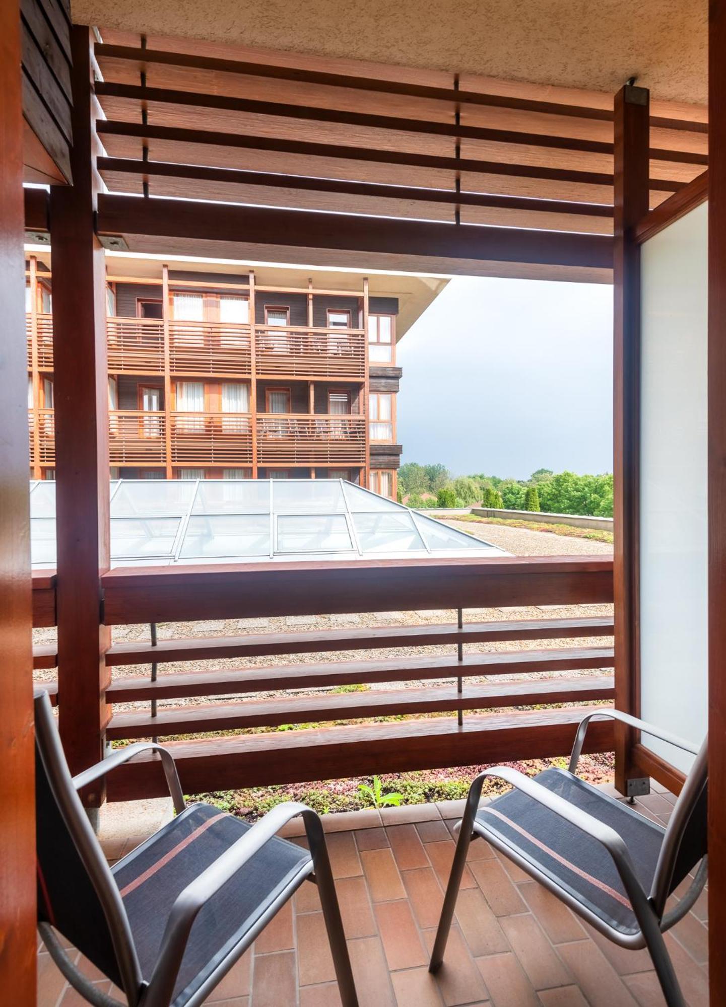 Aquarell Hotel Cegléd エクステリア 写真