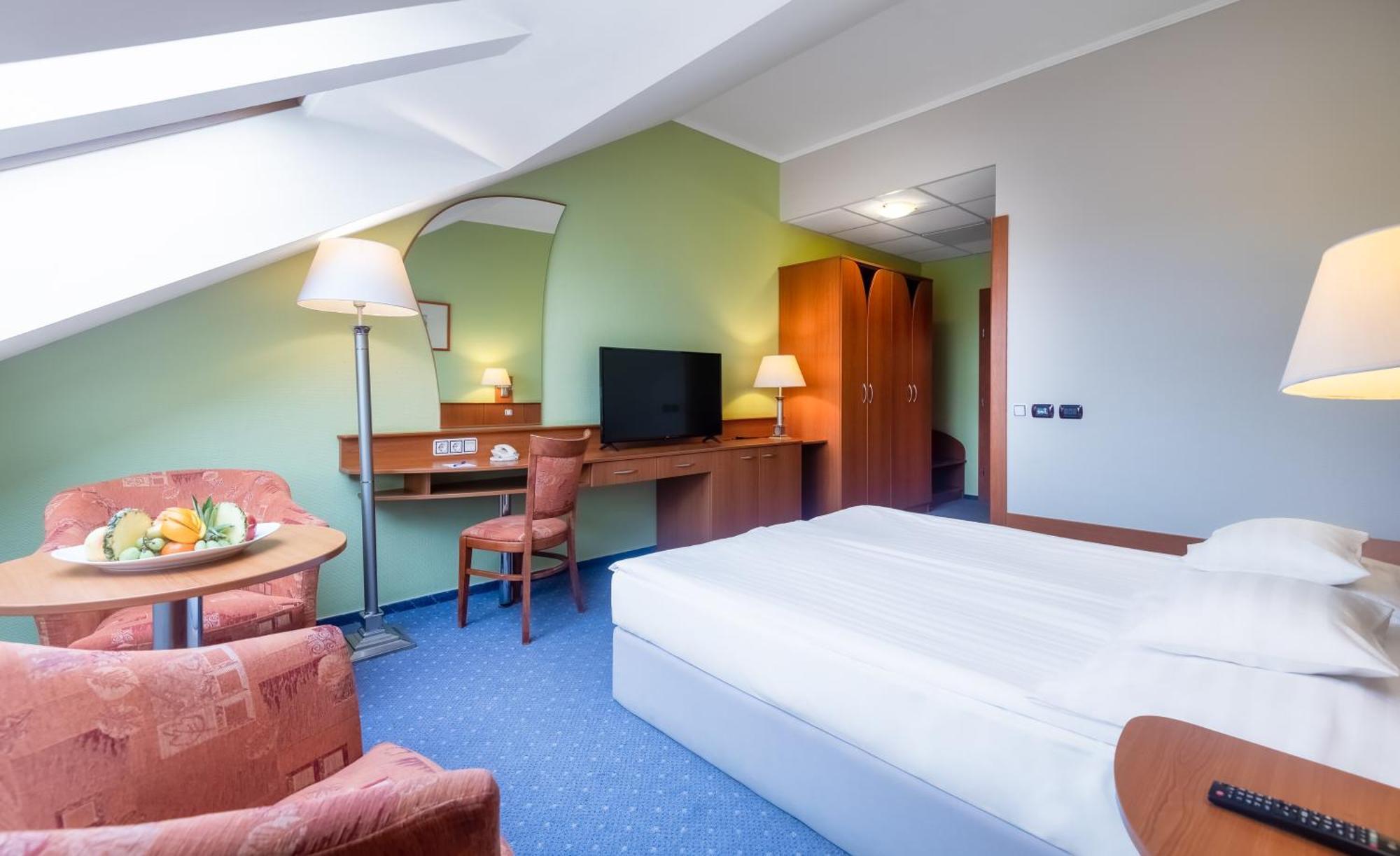Aquarell Hotel Cegléd エクステリア 写真
