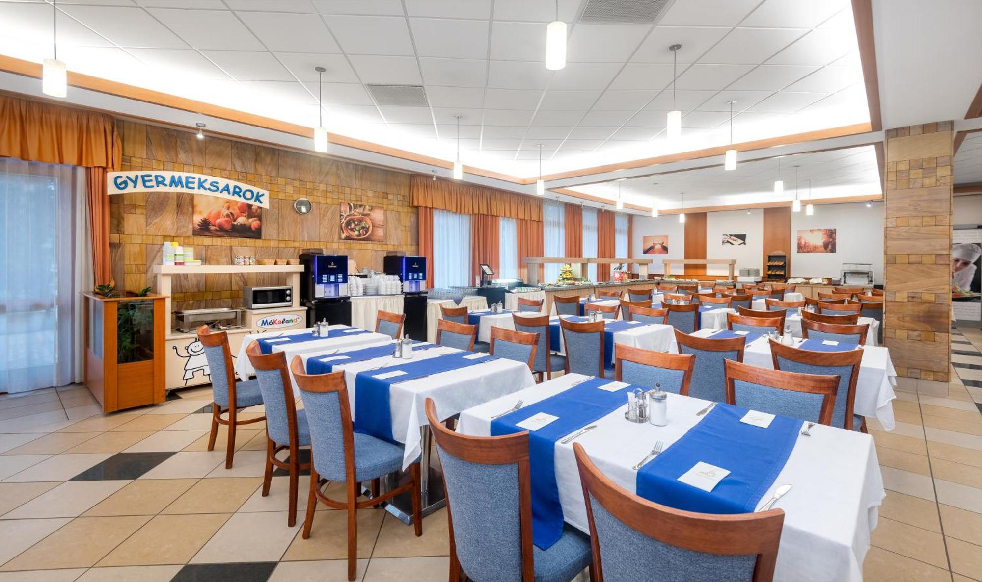 Aquarell Hotel Cegléd エクステリア 写真