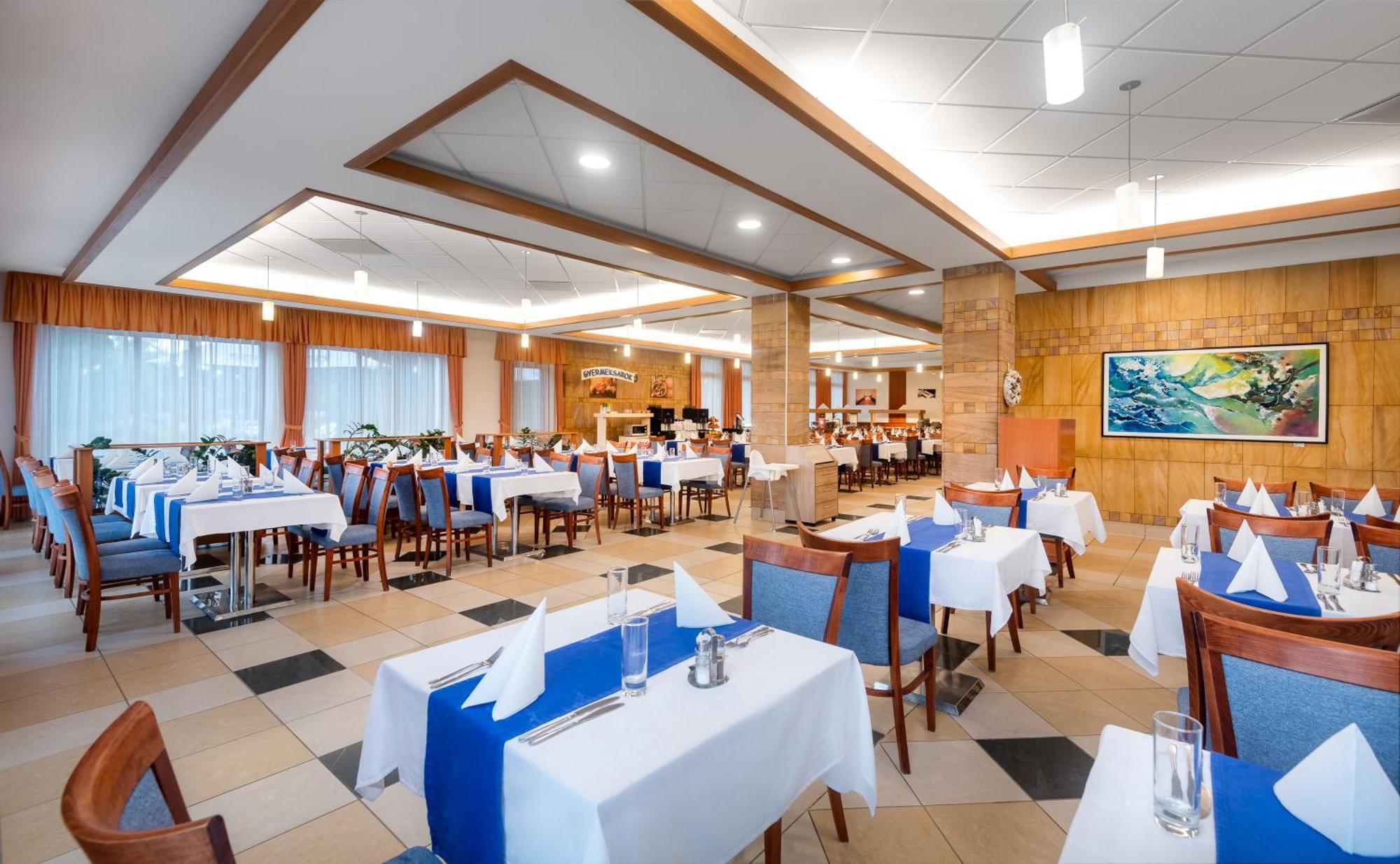 Aquarell Hotel Cegléd エクステリア 写真