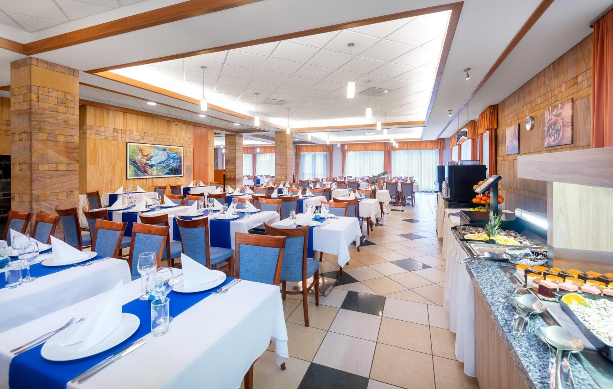 Aquarell Hotel Cegléd エクステリア 写真
