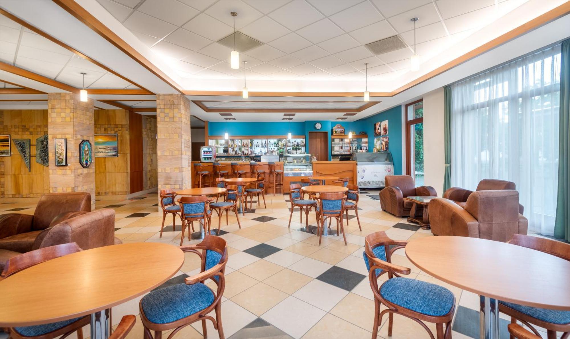 Aquarell Hotel Cegléd エクステリア 写真