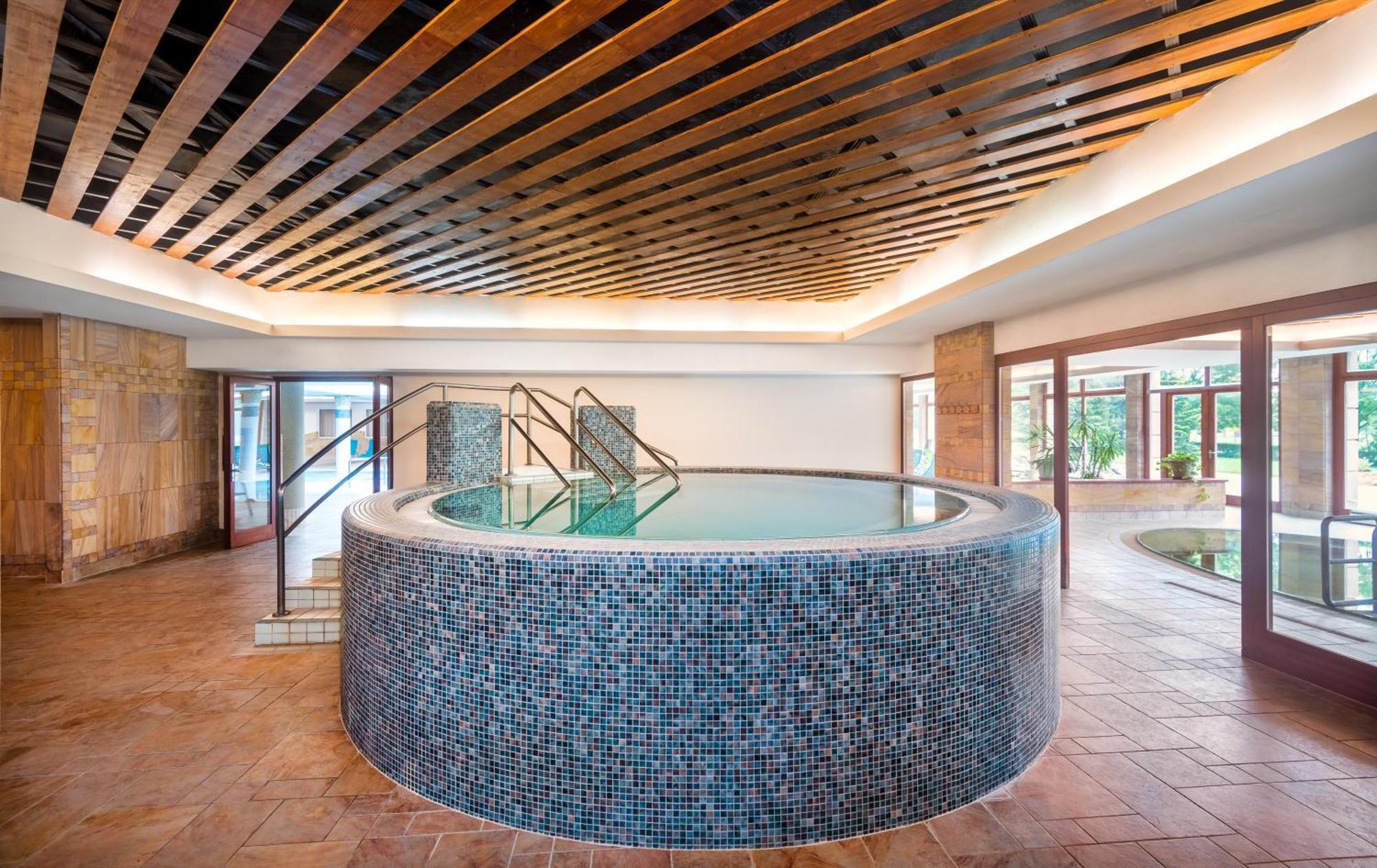Aquarell Hotel Cegléd エクステリア 写真