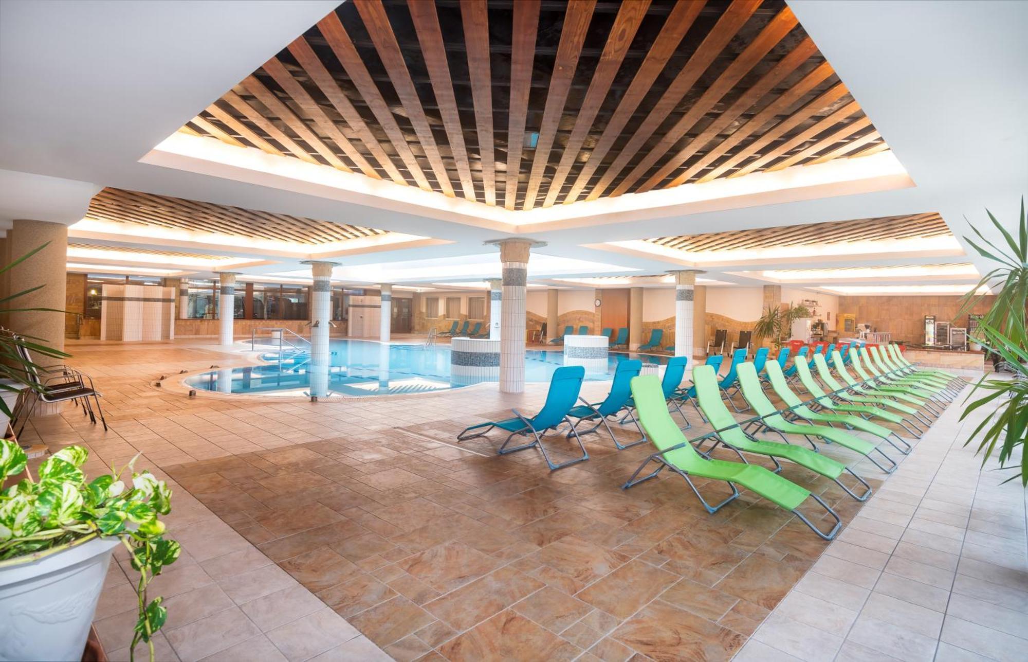 Aquarell Hotel Cegléd エクステリア 写真