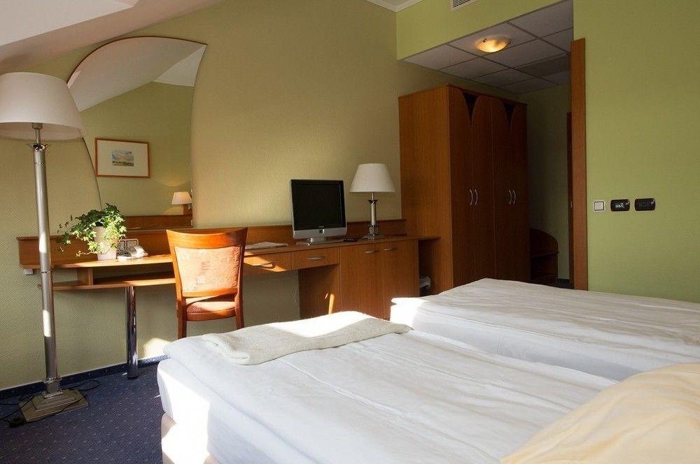 Aquarell Hotel Cegléd エクステリア 写真