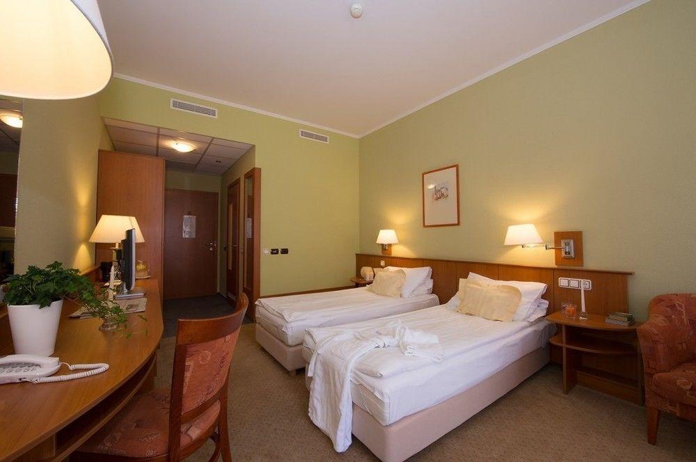 Aquarell Hotel Cegléd エクステリア 写真