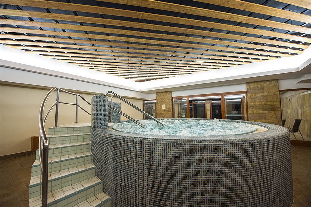 Aquarell Hotel Cegléd エクステリア 写真