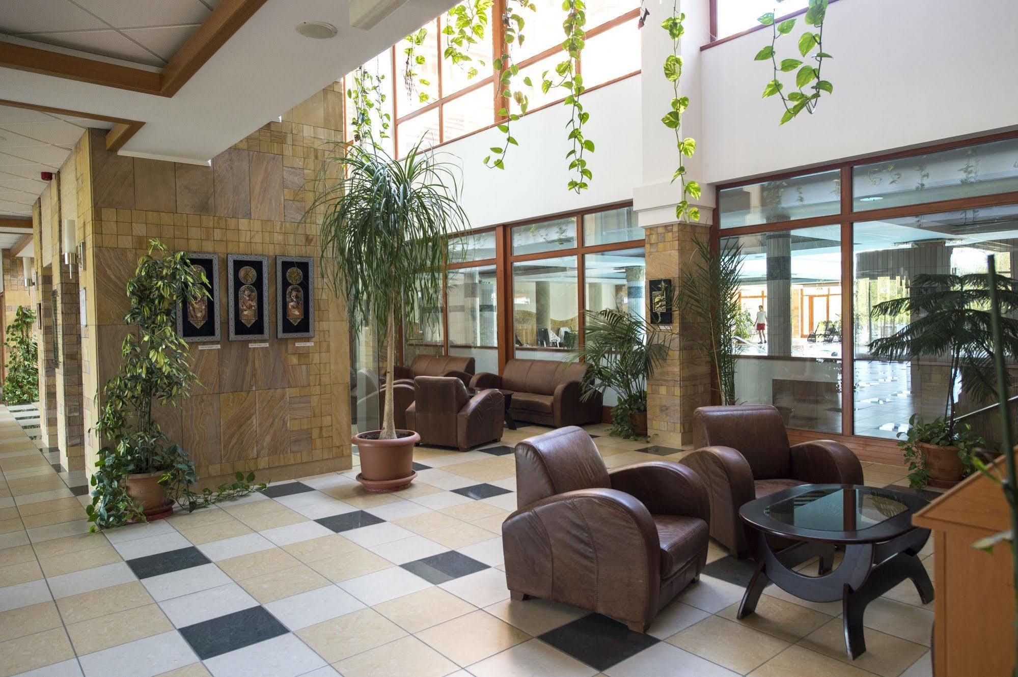 Aquarell Hotel Cegléd エクステリア 写真