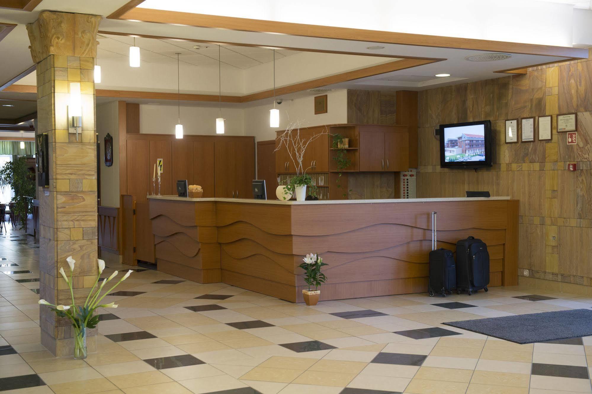 Aquarell Hotel Cegléd エクステリア 写真